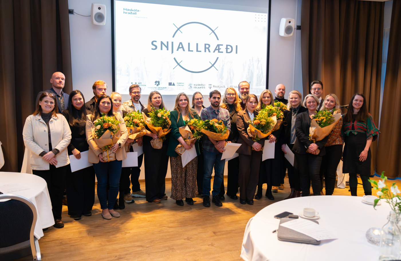 Teymin sem tóku þátt í Snjallræði í ár ásamt þjálfurum í hraðlinum. Teymin sem tóku þátt í Snjallræði í ár ásamt þjálfurum í hraðlinum.