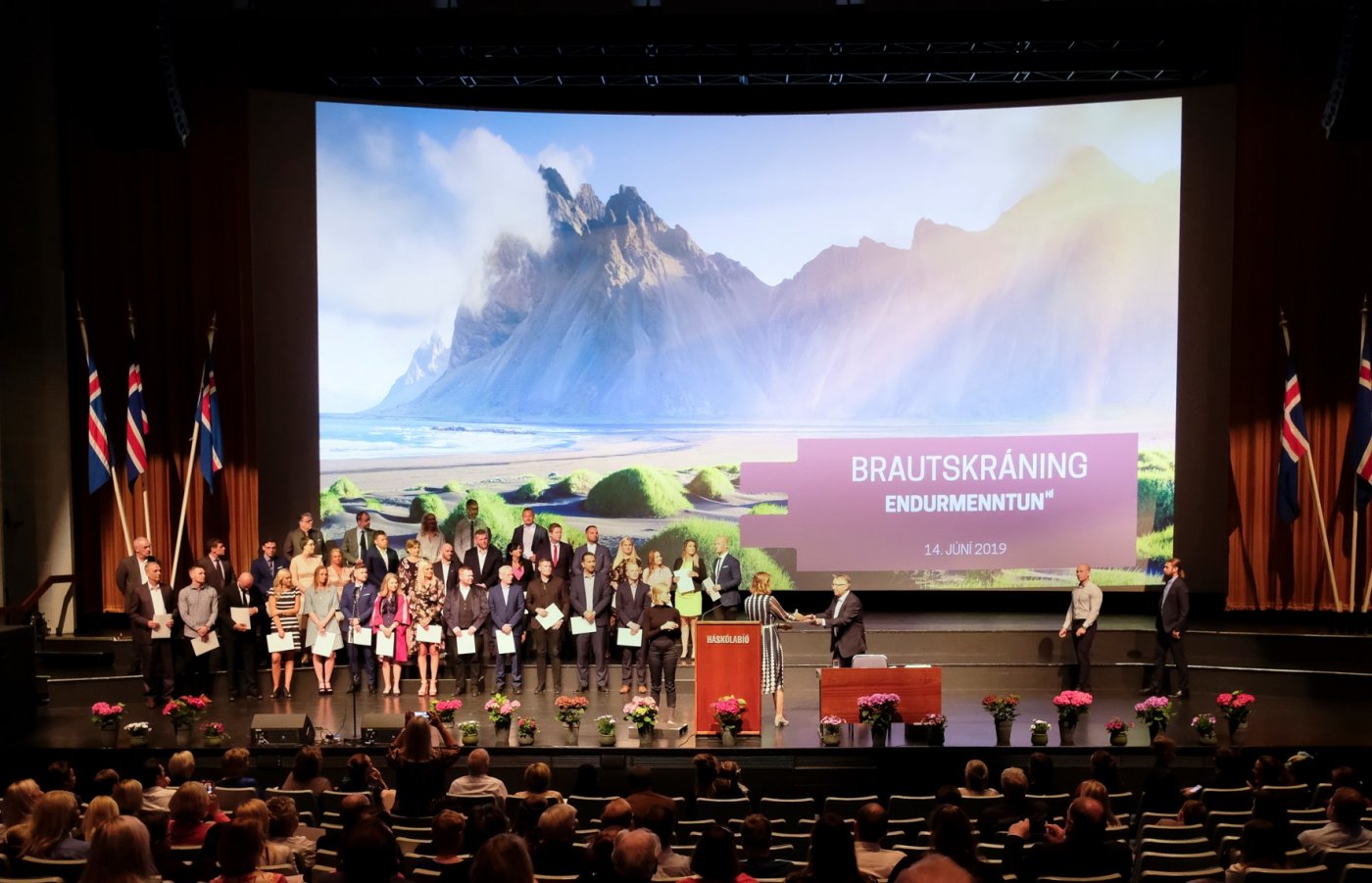 Rúmlega 140 manns brautskráðust frá Endurmenntun Háskóla Íslands á dögunum. MYND/Endurmenntun HÍ Frá brautskráningu Endurmenntunar Háskóla Íslands