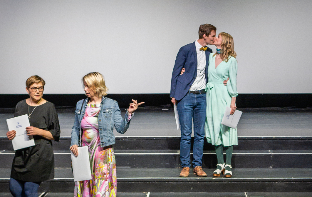 Hjónin Fannar Ásgrímsson og Þorbjörg Sandra Bakke vöktu heldur betur athygli og gleði þegar þau kysstust á sviðinu í Háskólabíói eftir að hafa tekið við skírteinum við brautskráningu frá Endurmenntun HÍ fyrir skömmu. Ljósmyndarinn Heiða Dís Bjarnadóttir náði þessari skemmtilegu mynd af „gjörningnum“. Fannar og Þorbjörg kyssast á sviði Háskólabíós