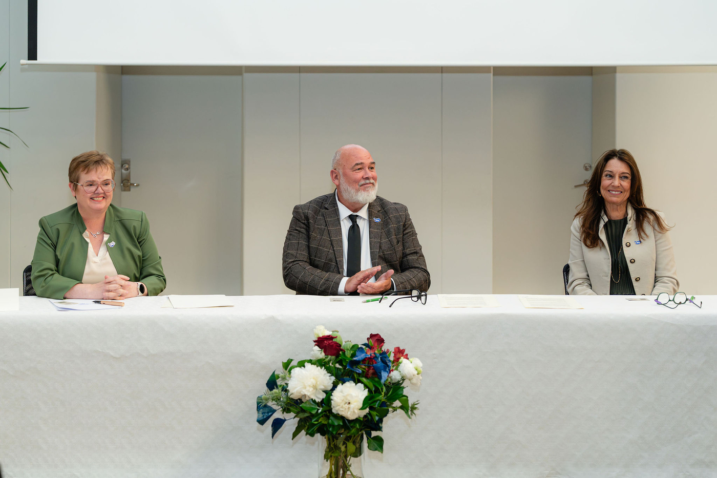 Silja Bára R. Ómarsdóttir, Logi Einarsson menningar-, nýsköpunar- og háskólaráðherra, og Hólmfríður Sveinsdóttir, rektor Háskólans á Hólum, undirrita samning um stofnun háskólasamstæðu Háskóla Íslands á Hólum í Hjaltadal í dag. MYND/Sigurður Ingi Pálsson Silja Bára R. Ómarsdóttir, Logi Einarsson menningar-, nýsköpunar- og háskólaráðherra, og Hólmfríður Sveinsdóttir, rektor Háskólans á Hólum, undirrita samning um stofnun háskólasamstæðu Háskóla Íslands á Hólum í Hjaltadal í dag.