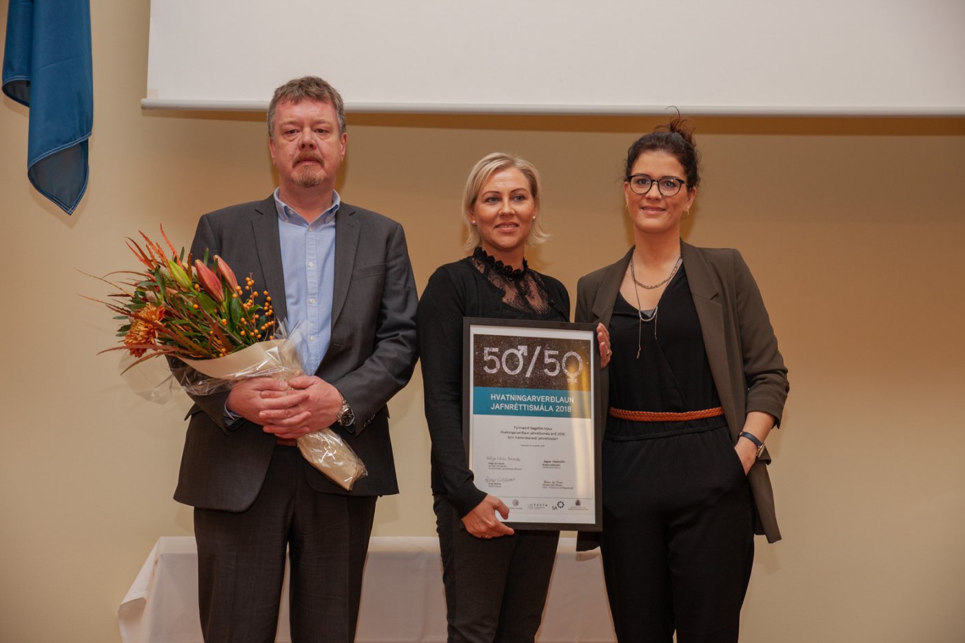 Hilmar Sigurðsson, framkvæmdastjóri Sagafilm, og Hrönn Þorsteinsdóttir, starfsmannastjóri sviðsins, tóku við Hvatningarverðlaunum jafnréttismála, úr hendi Þórdísar Kolbrúnar Reykfjörð Gylfadóttur. MYND/Ólafur Már Svavarsson Hilmar Sigurðsson, forstjóri Sagafilm, og Hrönn Þorsteinsdóttir, starfsmannastjóri sviðsins, tóku við Hvatningarverðlaunum jafnréttismála, úr hendi Þórdísar Kolbrúnar Reykfjörð Gylfadóttur.