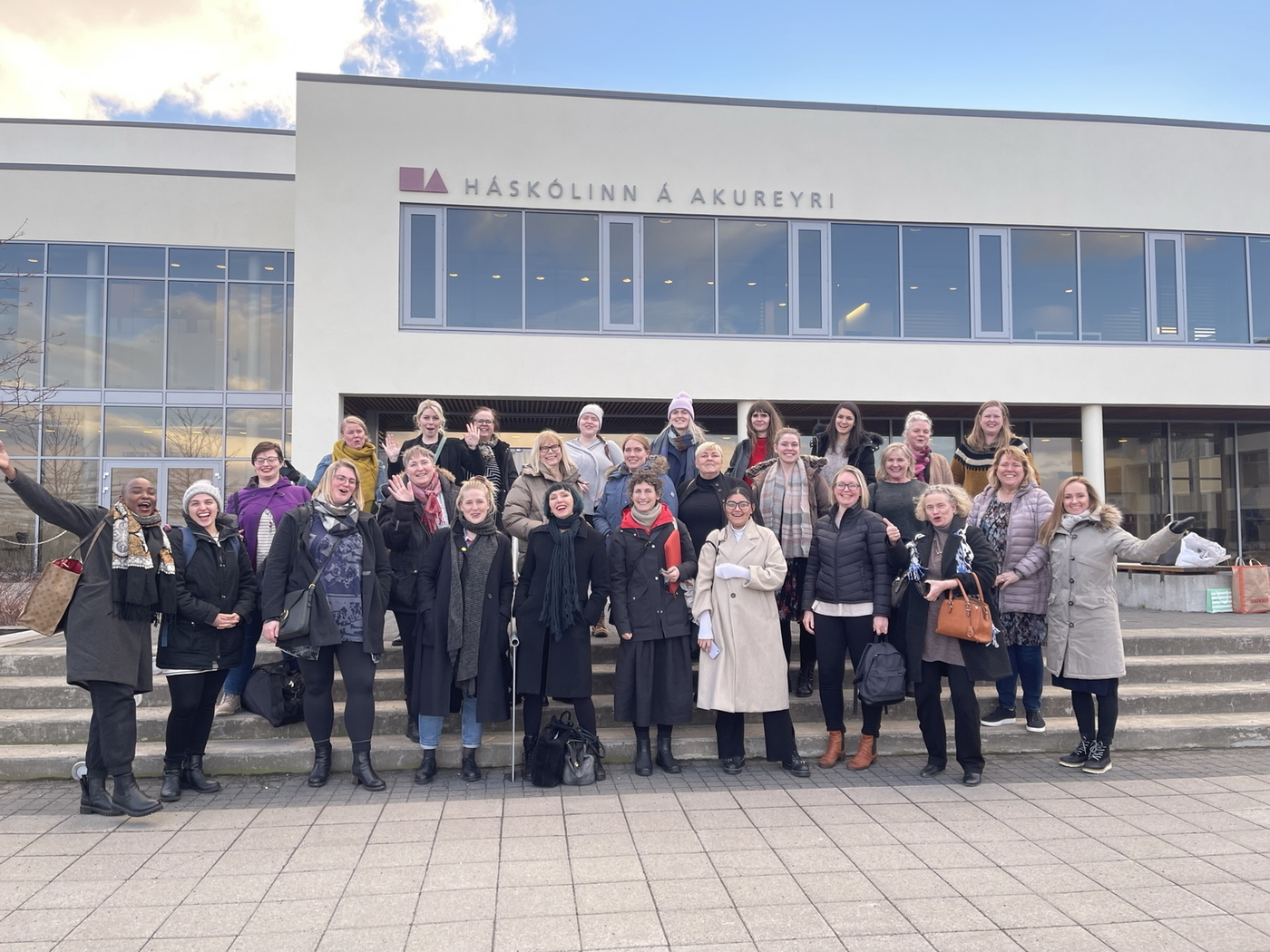 Frumkvöðlahópurinn glaðbeittur ásamt umsjónarmönnum hraðalsins fyrir framan Háskólann á Akureyri. Frumkvöðlahópurinn glaðbeittur ásamt umsjónarmönnum hraðalsins fyrir framan Háskólann á Akureyri.