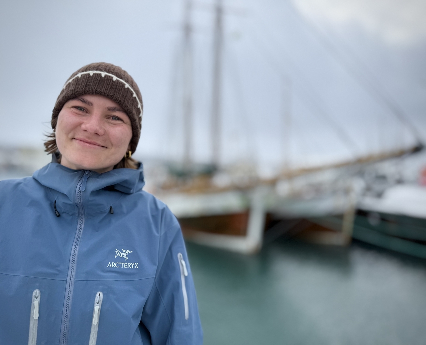 Julie Elisabeth Brantley Boesen, meistaranemi í líffræði frá Kaupmannahafnarháskóla, vinnur að rannsókn á hegðun hnýðinga við Rannsóknasetur Háskóla Íslands á Húsavík en þar hefur byggst upp öflugur vettvangur alþjóðlegs samstarfs þar sem vísindafólk og nemendur frá háskólum víðsvegar um heiminn rannsaka sjávarspendýr í sínu náttúrulega umhverfi. Julie Elisabeth Brantley Boesen