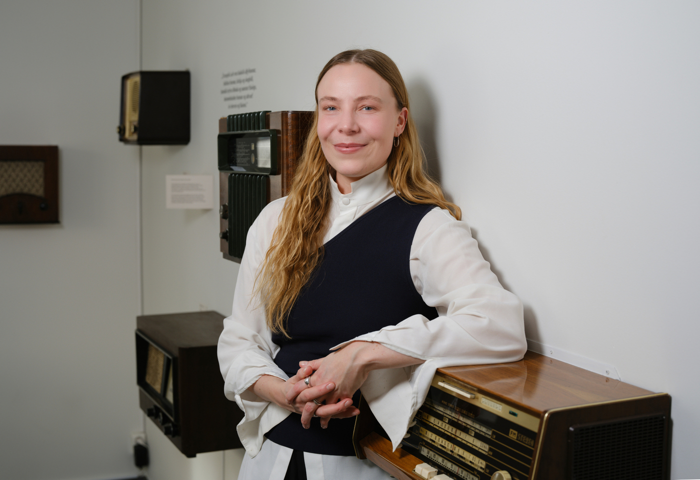 Í gegnum sýninguna fá gestir að kynnast árdögum útvarpsins, þeim tilraunum sem gerðar voru og þeim framtíðardraumum sem kviknuðu hér á eyju lengst norður í úthafi,“ segir Anna Diljá Sigurðardóttir Anna Diljá Sigurðardóttir