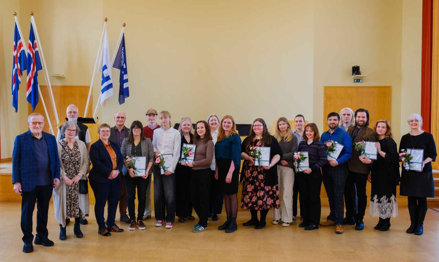 Styrkþegar og fulltrúar þeirra ásamt rektor og stjórn sjóðsins við úthlutun styrkja í Hátíðasal föstudaginn 10. apríl. MYND/Kristinn Ingvarsson Styrkþegar og fulltrúar þeirra ásamt rektor og stjórn sjóðsins við úthlutun styrkja í Hátíðasal föstudaginn 10. apríl.