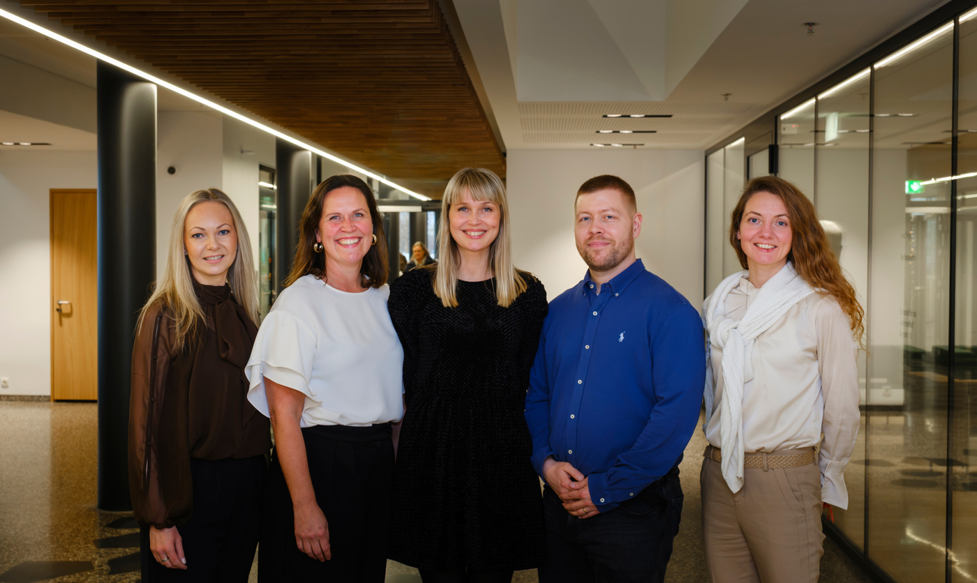 Stjórn hins nýja Gervigreindarseturs HÍ. Frá vinstri: Lotta María Ellingsen, prófessor í rafmangs- og tölvunvarfræði, Sigrún Helga Lund, prófessor í tölfræði, Stefanía Benónísdóttir, rannsóknalektor og faglegur leiðtogi setursins, Hafsteinn Einarsson, dósent í tölvunarfræði, og Hrefna Dögg Gunnarsdóttir, lektor í lögfræði. MYND/Kristinn Ingvarsson Stjórn hins nýja Gervigreindarseturs HÍ. Frá vinstri: Lotta María Ellingsen, prófessor í rafmangs- og tölvunvarfræði, Sigrún Helga Lund, prófessor í tölfræði, Stefanía Benónísdóttir, rannsóknalektor og faglegur leiðtogi setursins, Hafsteinn Einarsson, dósent í tölvunarfræði, og Hrefna Dögg Gunnarsdóttir, lektor í lögfræði.