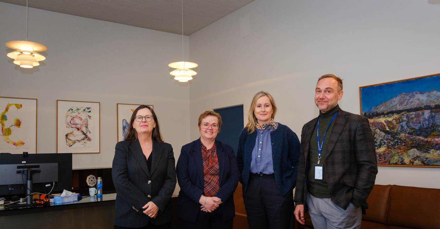 Samningurinn var undirritaður á rektorsskrifstofu og það gerðu Hrafnhildur Arnkelsdóttir Hagstofustjóri og Silja Bára R. Ómarsdóttir, rektor HÍ, Unnur Valdimarsdóttir, forseti Heilbrigðisvísindasviðs HÍ, og Ólafur Arnar Þórðarson frá deild samskipta og samstarfs á Hagstofunni. MYND/Kristinn Ingvarsson Samningurinn var undirritaður á rektorsskrifstofu og það gerðu Hrafnhildur Arnkelsdóttir Hagstofustjóri og Silja Bára R. Ómarsdóttir, rektor HÍ, Unnur Valdimarsdóttir, forseti Heilbrigðisvísindasviðs, og Ólafur Arnar Þórðarson frá deild samskipta og samstarfs á Hagstofunni. MYND/Kristinn Ingvarsson