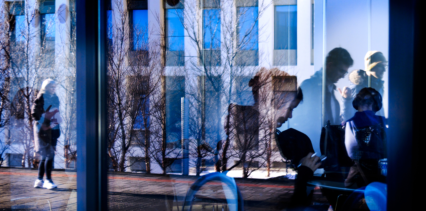 „Menntunin er eitt allra mikilvægasta veganesti ykkar út í lífið en hún er líka undirstaða þjóðarhags því þekkingin er gjaldmiðill framtíðarinnar. Það er öllum brýnt að finna námsleiðir sem henta hæfileikum og áhuga. Þess vegna hvet ég ykkur til að koma á opið hús í Háskóla Íslands á morgun milli kl. 12 og 15. Þá gefst kjörið tækifæri til að kynna sér allt framhaldsnám í boði á öllum fræðasviðum HÍ ásamt þverfræðilegum leiðum,“ segir Jón Atli Benediktsson rektor. MYND/Kristinn Ingvarsson ""