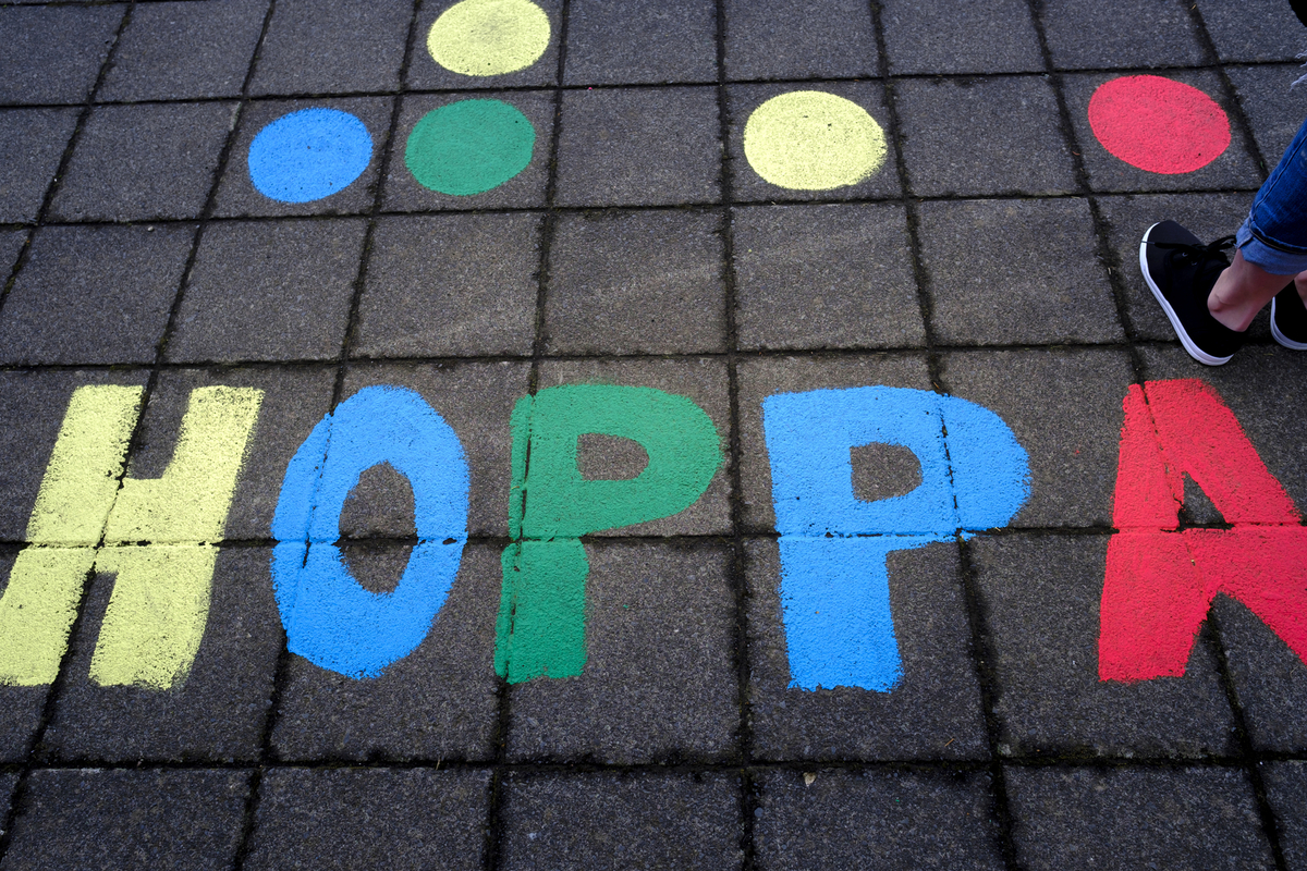 Íslenskusjóðurinn auglýsir eftir umsóknum um styrki úr sjóðnum á árinu 2026. Veittir eru styrkir til hagnýtra þróunarverkefna sem styðja við íslenskunám fjöltyngdra barna í leik- og grunnskólum og/eða foreldra þeirra. MYND/Kristinn Ingvarsson Krítaðir stafir á stétt