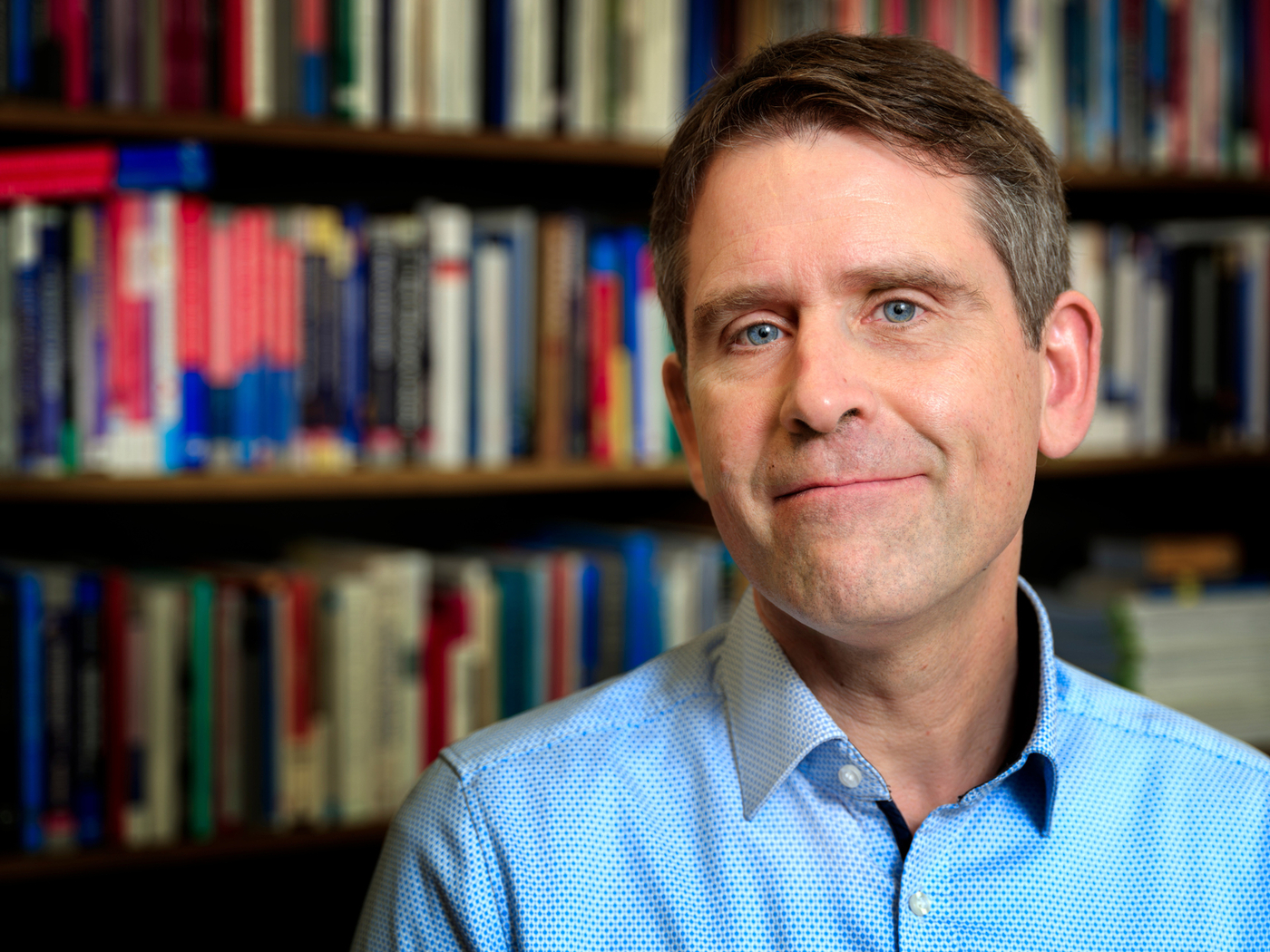 „Það þarf að sýna meiri seiglu að í verja einn helsta hornstein frjálslyndra lýðræðisríkja – almannarýmið - þar sem fólk hefur aðgang að áreiðanlegum upplýsingum og getur átt málefnalega umræðu á grundvelli virðingar, heiðarleika og staðreynda”, segir Maximilian Conrad, prófessor í stjórnmálafræði við Stjórnmálafræðideild Háskóla Íslands. Hann stýrir rannsóknarverkefninu RECLAIM, þriggja ára rannsóknarverkefni sem nú er að ljúka. MYND/Kristinn Ingvarsson Maximilian Conrad