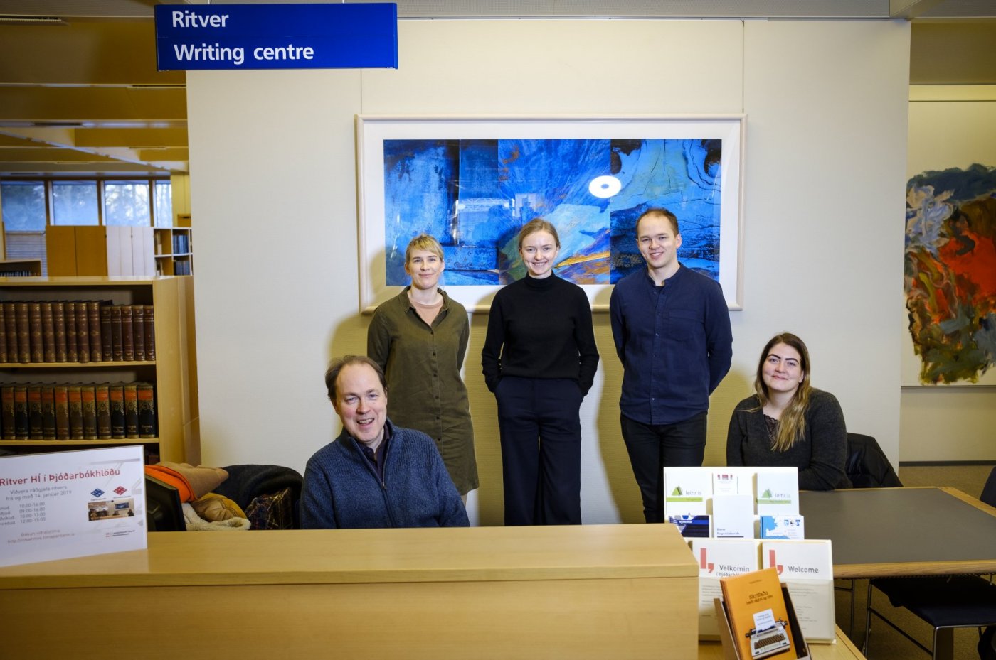 Þessi glaðbeitti hópur sem starfar innan Ritvers Hugvísindasviðs tekur vel á móti þér á annarri hæð Þjóðarbókhlöðunnar. MYND/Kristinn Ingvarsson ""