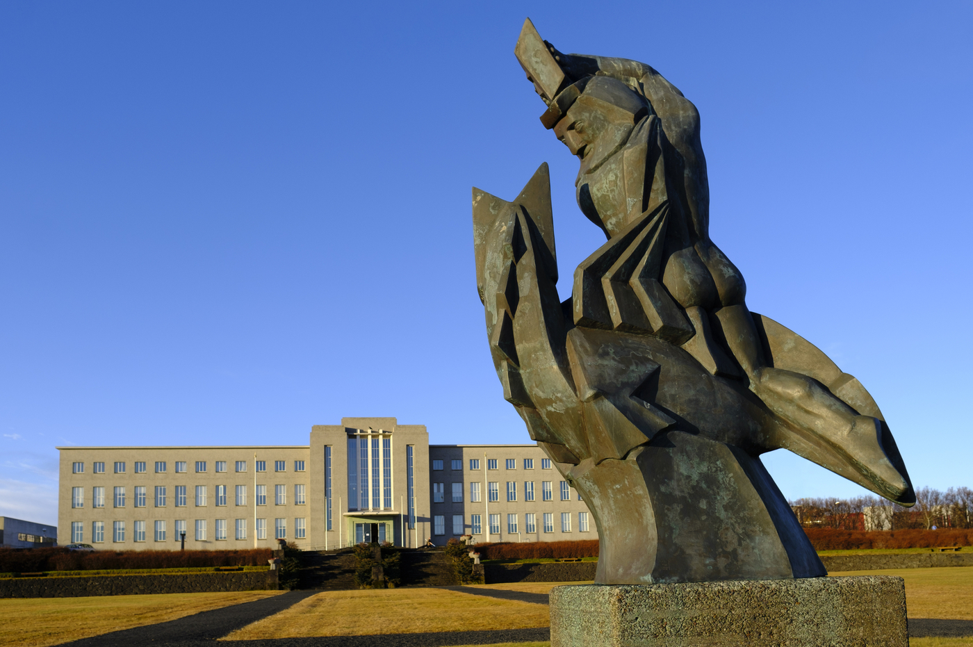 Nýjasti samanburðurinn við háskóla á Norðurlöndum byggist á tölum frá árinu 2024. „Sá samanburður sýnir að fjárveiting til Háskóla Íslands ætti að vera meira en 6 milljörðum króna eða ríflega 20% hærri en raunin er fyrir árið 2026. Á sama tíma starfar Háskóli Íslands í alþjóðlegu samkeppnisumhverfi og gerð er sú krafa til hans að árangur og gæði faglegs starfs séu sambærileg við háskóla á Norðurlöndum,“ segir í ályktun háskólaráðs. Aðalbygging og Sæmundur á Selnum