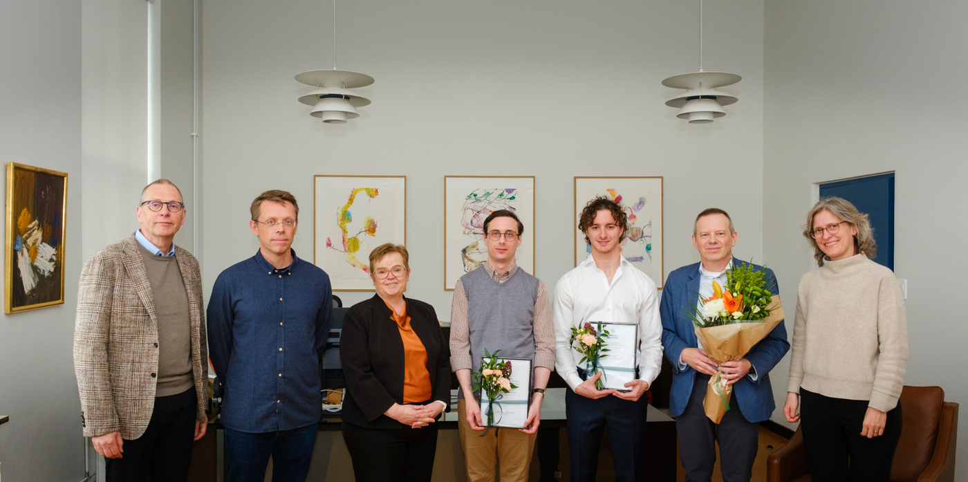 Styrkþegar ásamt rektor, stjórn sjóðsins og öðrum af stofnendum sjóðsins. Frá vinstri: Eiríkur Steingrímsson, Steinn Guðmundsson, Silja Bára R. Ómarsdóttir, Hilmar Snorri Rögnvaldsson, Giacomo Zafalon, Örn Almarsson og Margrét Helga Ögmundsdóttir. MYND/Kristinn Ingvarsson Styrkþegar ásamt rektor, stjórn sjóðsins og öðrum af stofnendum sjóðsins. Frá vinstri: Eiríkur Steingrímsson, Steinn Guðmundsson, Silja Bára R. Ómarsdóttir, Hilmar Snorri Rögnvaldsson, Giacomo Zafalon, Örn Almarsson og Örn Almarsson.