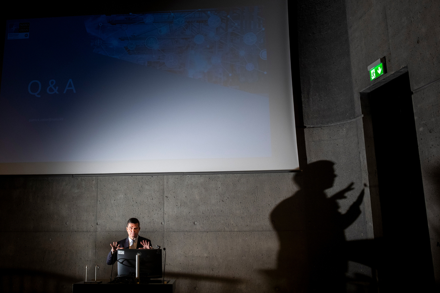 Patrick Ratier, yfirmaður borgaralegrar alþjóðadeildar NATO ACT og fyrrum varnamálafulltrúi Frakklands gagnvart Íslandi, flutti erindi um samstarfsmöguleika þekkingarsamfélagsins við NATO. Patrick Ratier, yfirmaður borgaralegrar alþjóðadeildar NATO ACT og fyrrum varnamálafulltrúi Frakklands gagnvart Íslandi, flutti erindi um samstarfsmöguleika þekkingarsamfélagsins við NATO.
