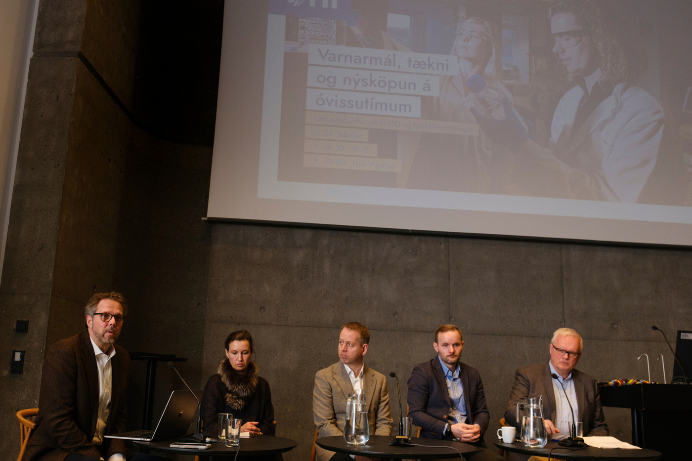 Pallborðsumræður leiddi Bjarni Bragi Kjartansson alþjóðastjórmálafræðingur og í pallborði sátu Sóley Kaldal, áhættustýringar- og öryggisverkfræðingur, Þorvarður Sveinsson, framkvæmdarstjóri Farice, Bjarki Þór Sigvarðsson, fagstjóri yfir ástandsvitund hjá CERT-IS, og Jón Geir Pétursson, prófessor í umhverfis- og auðlindafræði. Pallborðsumræður leiddi Bjarni Bragi Kjartansson alþjóðastjórmálafræðingur og í pallborði sátu Sóley Kaldal, áhættustýringar- og öryggisverkfræðingur, Þorvarður Sveinsson, framkvæmdarstjóri Farice, Bjarki Þór Sigvarðsson, fagstjóri yfir ástandsvitund hjá CERT-IS, og Jón Geir Pétursson, prófessor í umhverfis- og auðlindafræði.