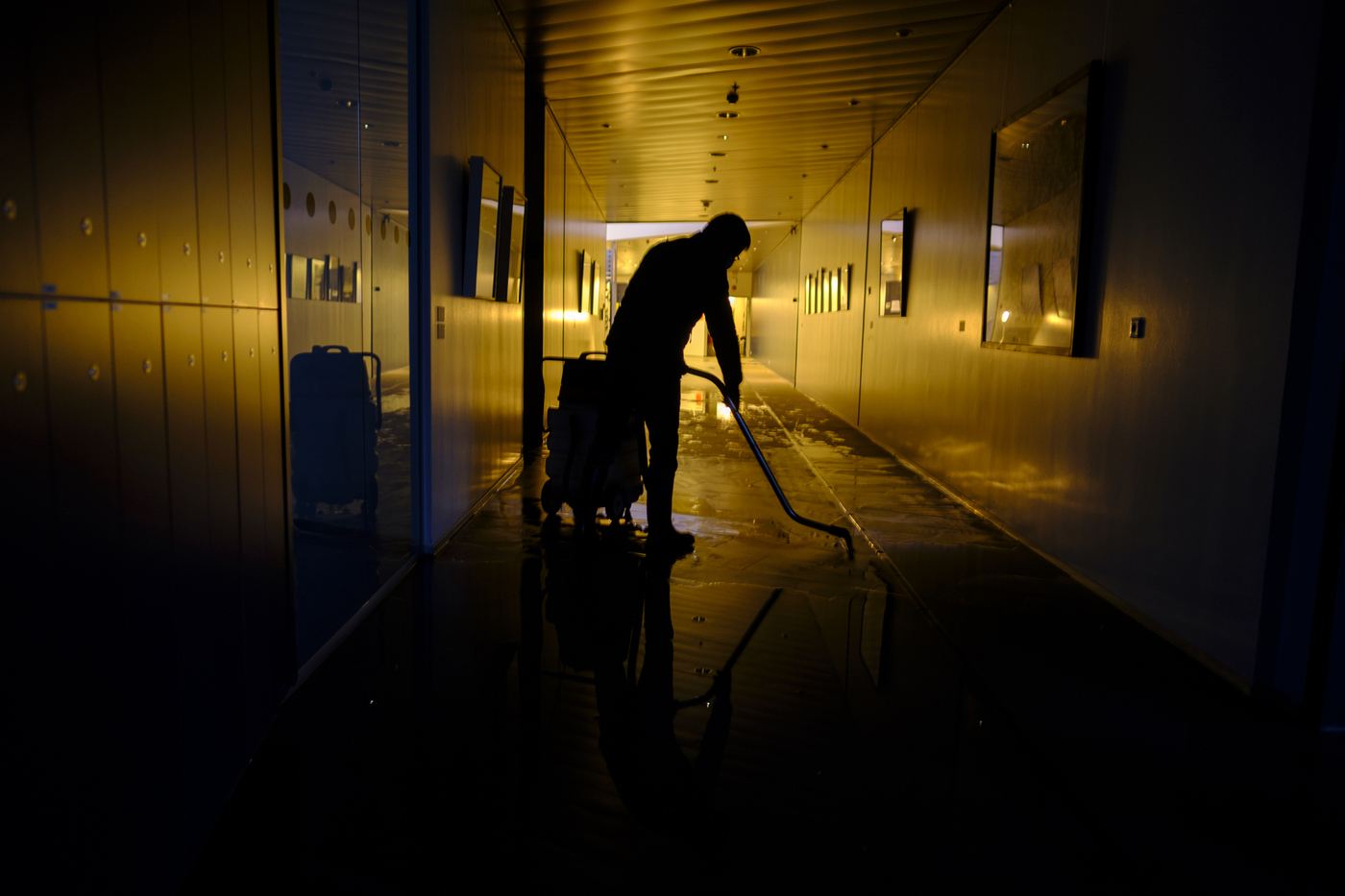 Vinna stendur nú yfir við að koma á rafmagni og netsambandi í Gimli. Vonast er til að það gangi eftir um helgina svo nemendur og starfsfólk á efri hæðum þar geti snúið aftur til náms og starfa á mánudag. MYND/Kristinn Ingvarsson Starfsmaður þrífur í Gimli