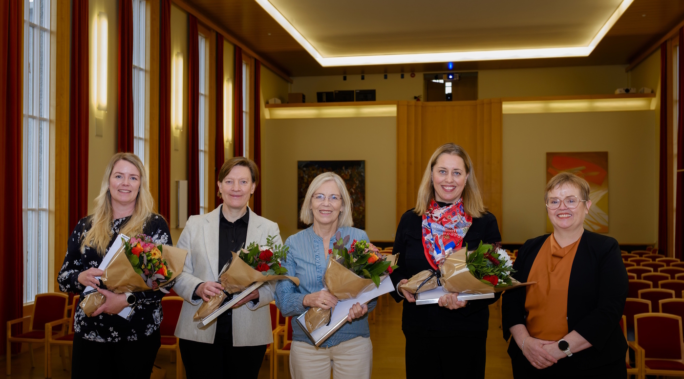 Handhafar viðurkenninga og fulltrúar þeirra ásamt rektor við afhendingu viðurkenninganna í Hátíðasal. Frá vinstri: Berglind Eva Benediktsdóttir, Guðfinna Th. Aðalgeirsdóttir, Guðbjörg Linda Rafnsdóttir, Stella Samúelsdóttir, sem tók við viðurkenningunni fyrir hönd manns síns, Toby Erik Wikström, og Silja Bára R. Ómarsdóttir. MYND/Kristinn Ingvarsson Handhafar og fulltrúar þeirra ásamt rektor við afhendingu viðurkenninganna í Hátíðasal. Frá vinstri: Berglind Eva Benediktsdóttir, Guðfinna Th. Aðalgeirsdóttir, Guðbjörg Linda Rafnsdóttir, Stella Samúelsdóttir, sem tók við viðurkenningunni fyrir hönd manns síns, Toby Erik Wikström, og Silja Bára R. Ómarsdóttir.