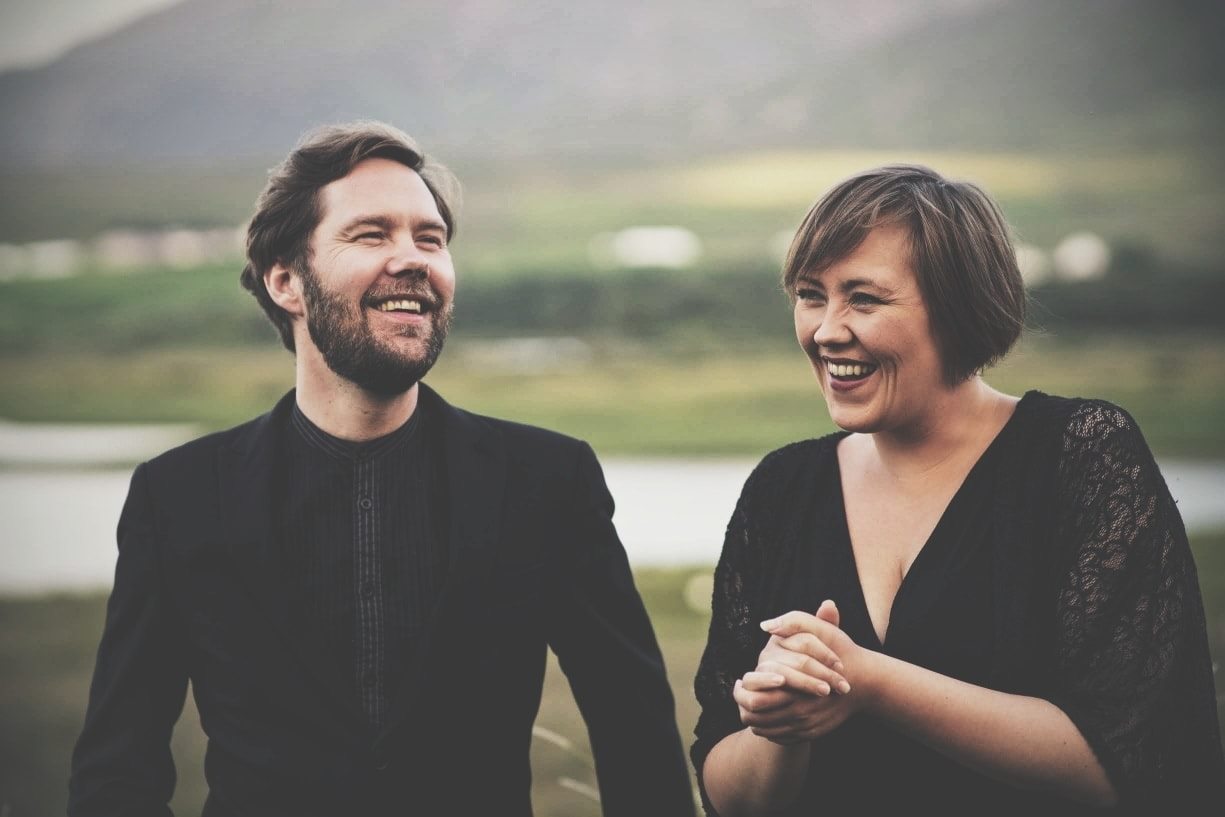 Tónlistarmennirnir og systkinin Ösp og Örn Eldjárn spila á jólaháskólatónleikum í kapellunni í Aðalbyggingu Háskóla Íslands miðvikudaginn 14. desember kl. 12.15. Örn og Ösp Eldjárn