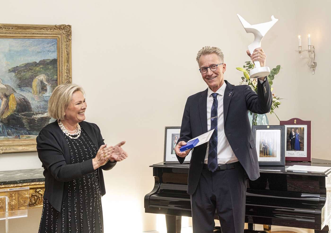 Sigurður Reynir Gíslason, rannsóknarprófessor við Háskóla Íslands, tekur við viðurkenningunni úr hendi Höllu Tómasdóttur, forseta Íslands, á Bessastöðum í gær. MYND/Gunnar Sverrisson Sigurður Reynir Gíslason, rannsóknarprófessor við Háskóla Íslands, tekur við viðurkenningunni úr hendi Höllu Tómasdóttur, forseta Íslands, á Bessastöðum í gær. MYND/Gunnar Sverrisson