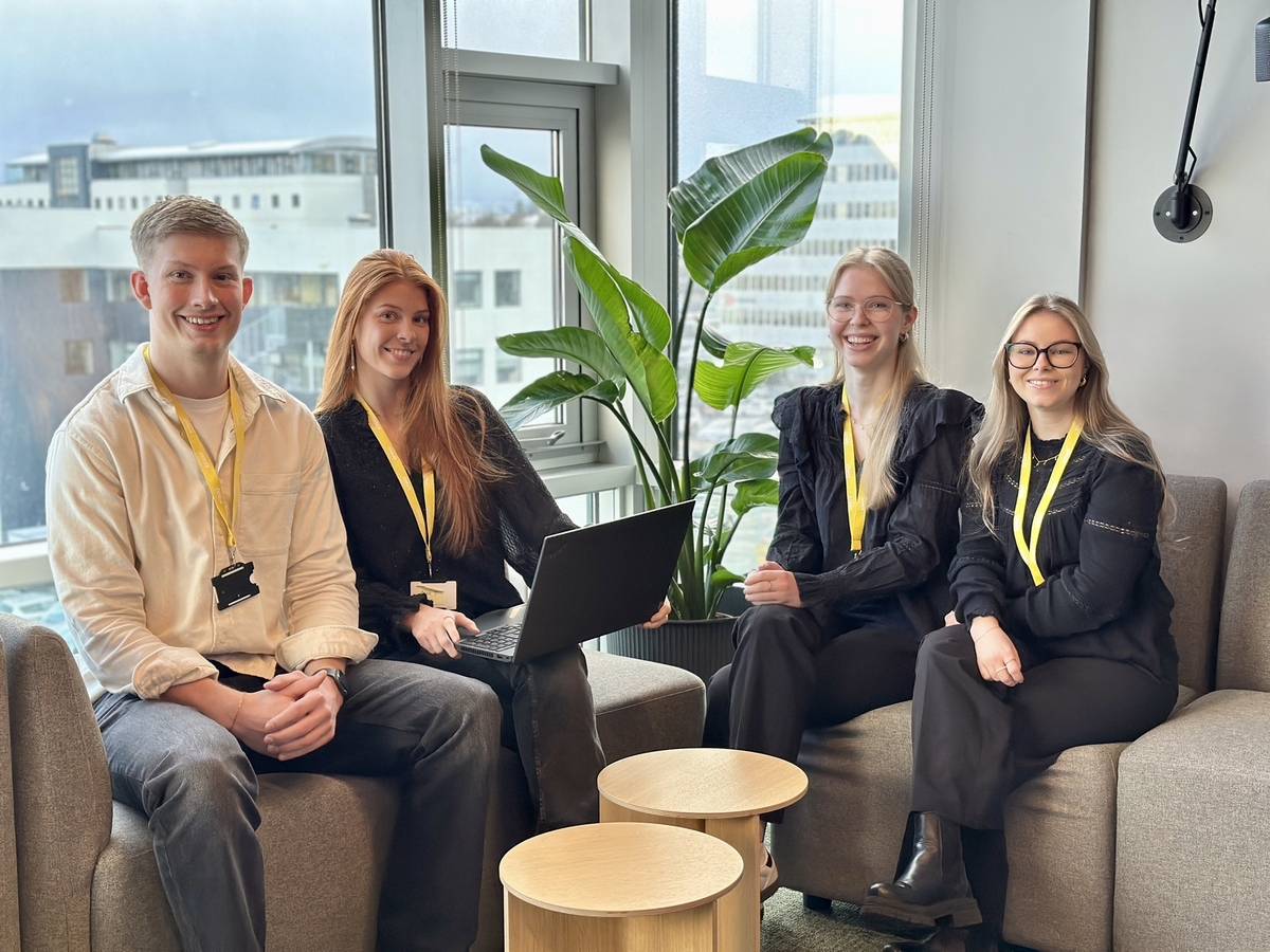 Viðskiptafræðideild HÍ hefur verið feiknaöflug undanfarin misseri með samstarfi við fjölda aðila í íslensku atvinnulífi og er nú svo komið að yfir 60 fyrirtæki, stofnanir og ráðuneyti bjóða nemendum skólans tækifæri til að vinna að raunverulegum verkefnum. Þar beita nemendur HÍ fræðilegri þekkingu í starfi og flétta við raunhæf verkefni samtímis því að byggja upp tengsl sem nýtast strax að námi loknu. Nemendur í starfsþjálfun