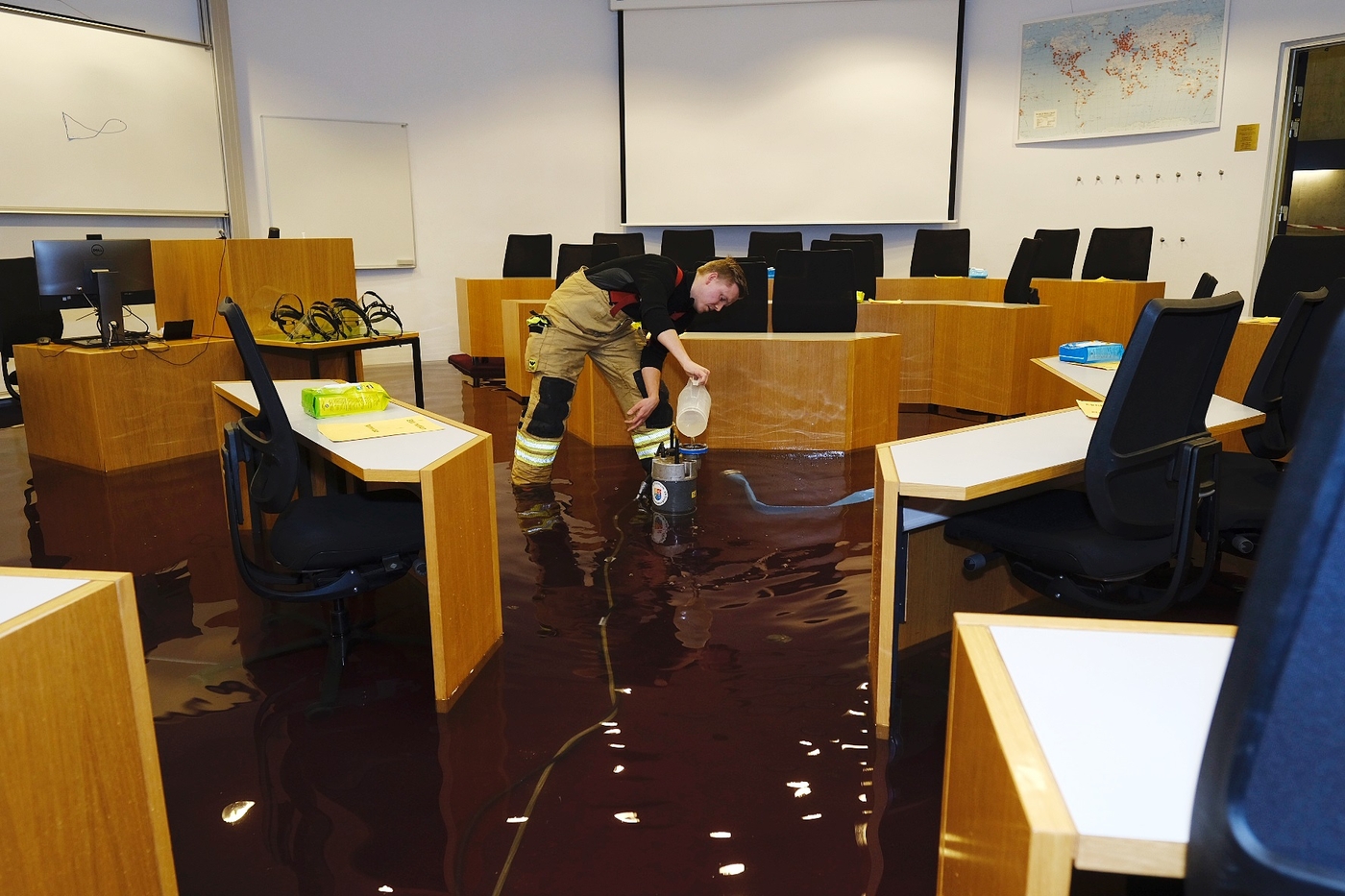 Jarðhæð í Gimli verður ónothæf næstu mánuði og sama gildir um fyrirlestrasali á jarðhæð á Háskólatorgi. MYND/Kristinn Ingvarsson Slökkviliðsmaður að störfum