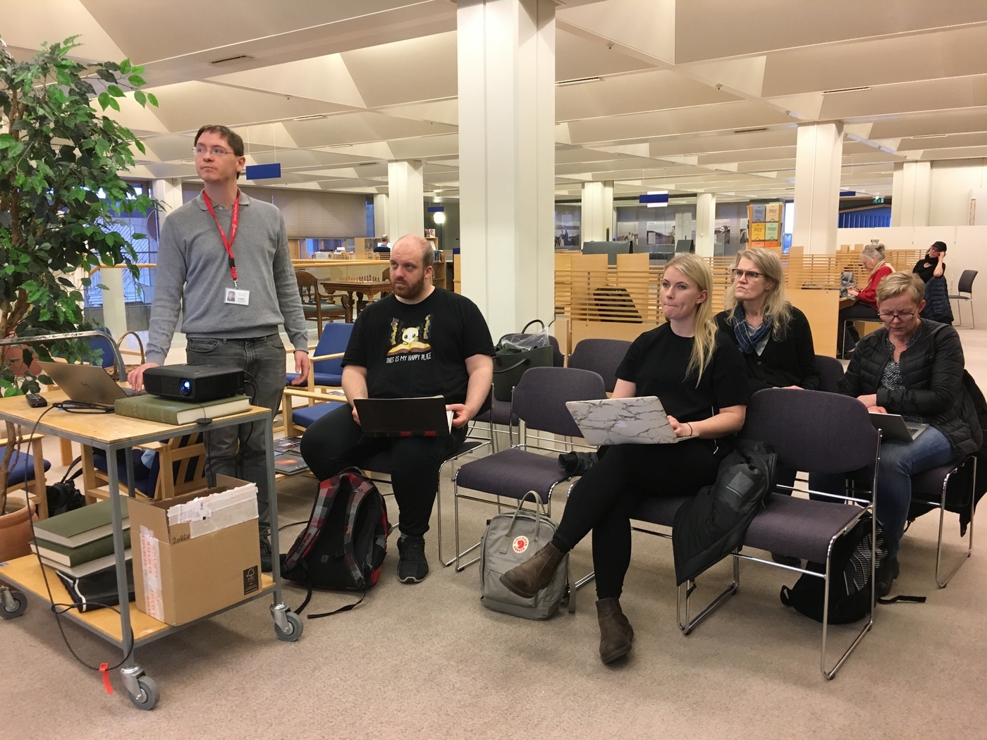 Verkefnavaka er fyrir öll þau sem eru með verkefni í smíðum, smá eða stór, námskeiðsverkefni eða lokaverkefni. Á Verkefnavökunni gefst gott tækifæri til þess að vinna í verkefnum eina kvöldstund í góðum félagsskap. Frá Verkefnavöku