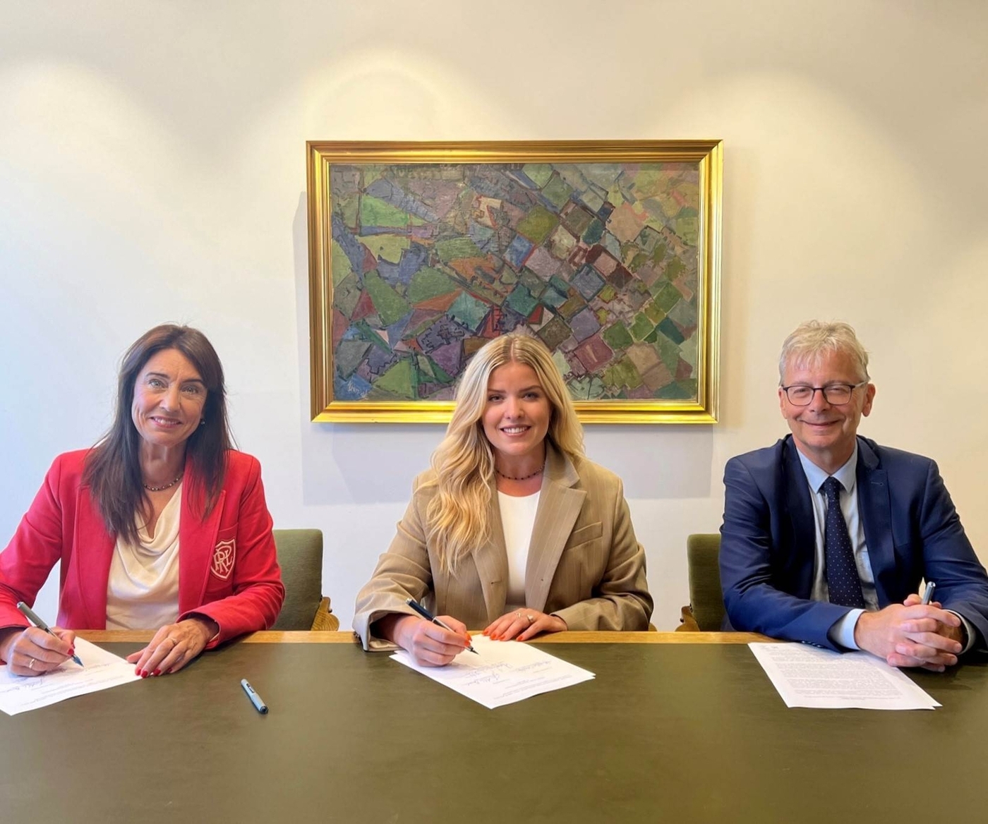 Áslaug Arna Sigurbjörnsdóttir, háskóla-, iðnaðar- og nýsköpunarráðherra, Jón Atli Benediktsson, rektor Háskóla Íslands, og Hólmfríður Sveinsdóttir, rektor Háskólans á Hólum, undirrita viljayfirlýsingu um aukið samstarf milli skólanna eða mögulega sameiningu þeirra. MYND/Háskóla-, iðnaðar- og nýsköpunarráðuneytið Áslaug Arna Sigurbjörnsdóttir, háskóla-, iðnaðar- og nýsköpunarráðherra, Jón Atli Benediktsson, rektor Háskóla Íslands, og Hólmfríður Sveinsdóttir, rektor Háskólans á Hólum, undirrita viljayfirlýsingu um aukið samstarf milli skólanna eða mögulega sameiningu þeirra.