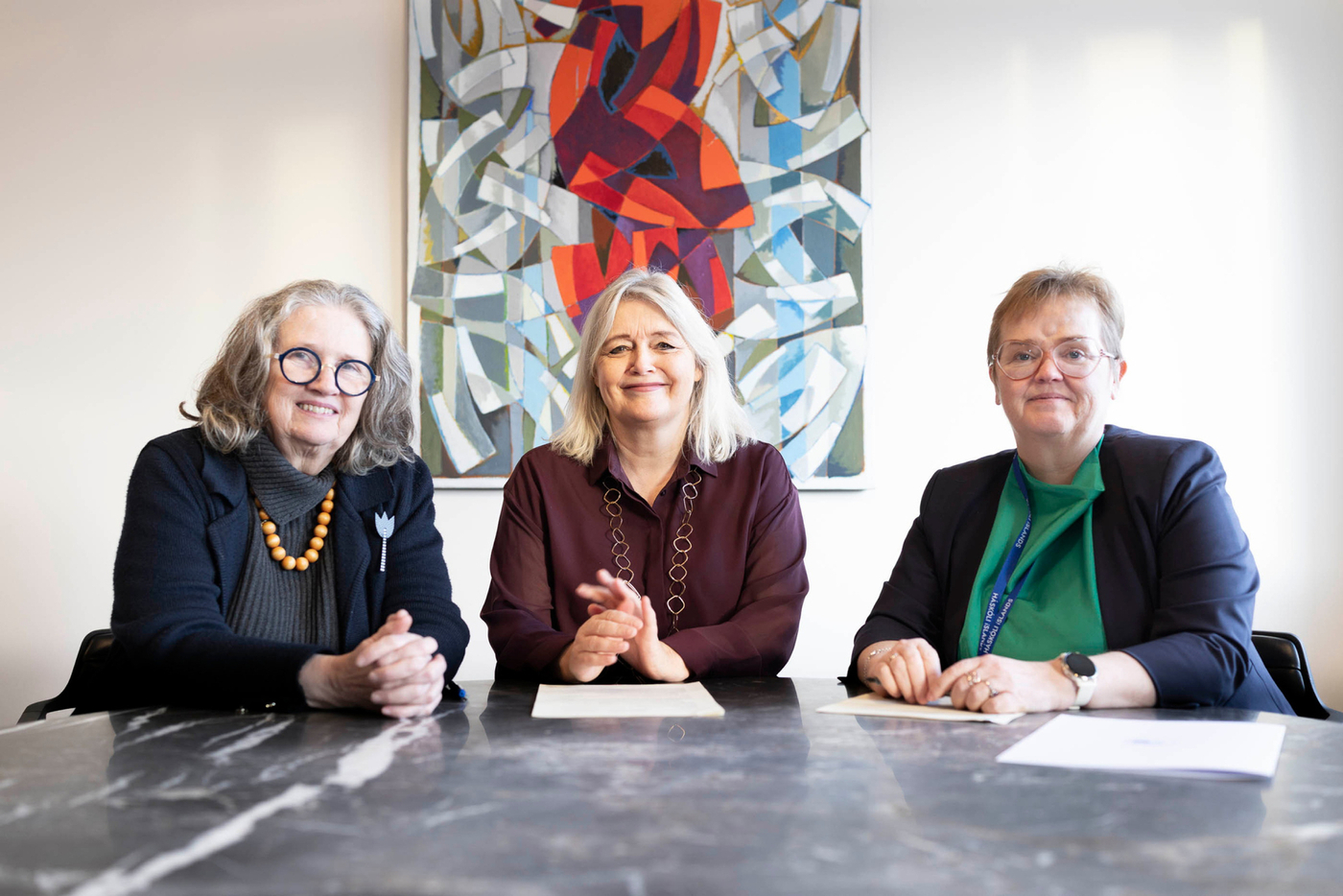 Frá undirritun samningsins fyrr í vikunni. Ólöf Garðarsdóttir, forseti Hugvísindasviðs, Guðrún Norðdal forstöðumaður Stofnunar Árna Magnússonar í íslenskum fræðum, og Silja Bára R. Ómarsdóttir, retkor HÍ. MYND/Tryggvi Már Gunnarsson ""