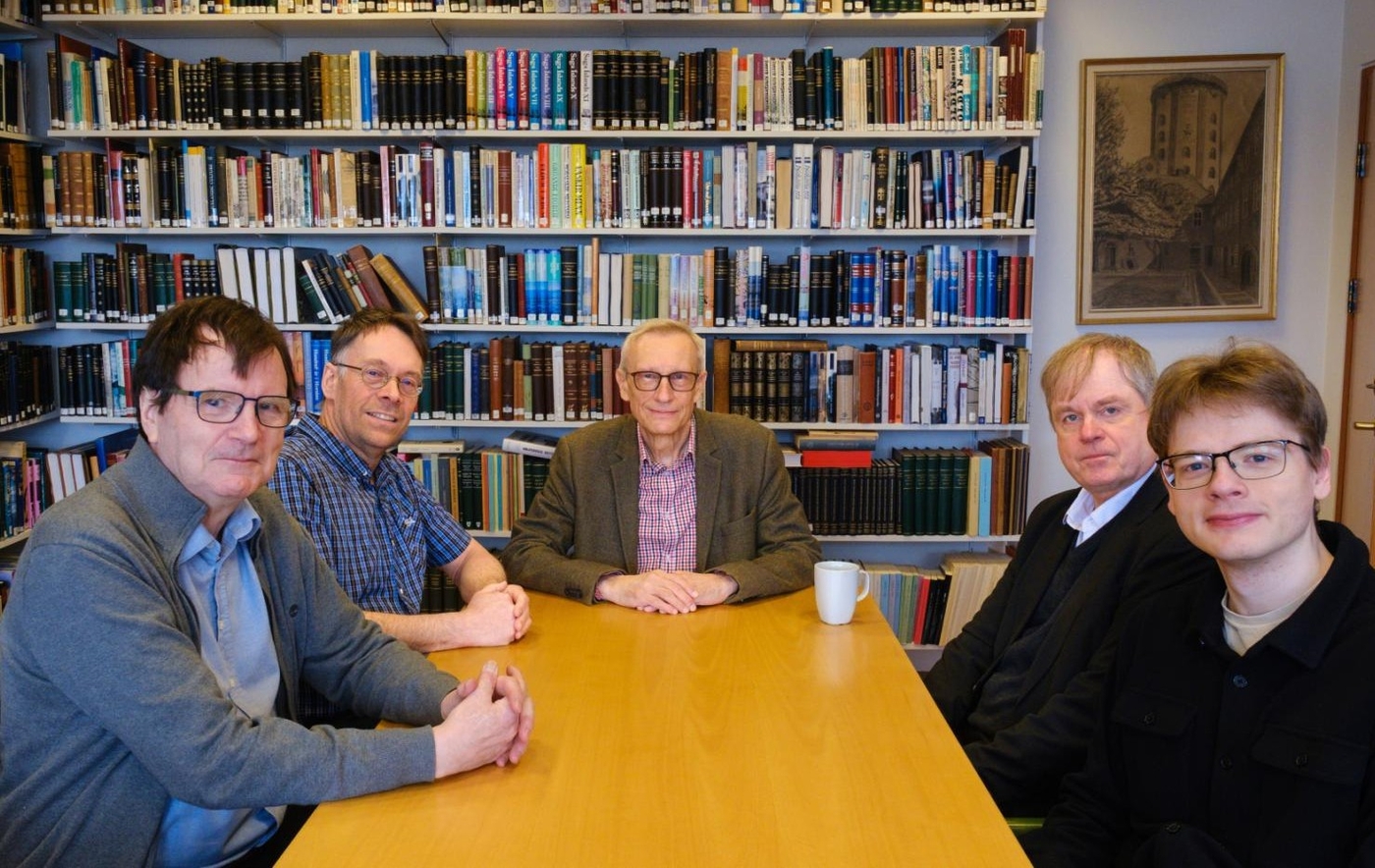 Orðanefnd í sagnfræði. Guðmundur Hálfdanarson, Sverrir Jakobsson, Guðmundur Jónsson (formaður), Valur Ingimundarson og Jóhann Gísli Ólafsson, starfsmaður nefndarinnar. Orðanefnd í sagnfræði. Guðmundur Hálfdanarson, Sverrir Jakobsson, Guðmundur Jónsson (formaður), Valur Ingimundarson og Jóhann Gísli Ólafsson, starfsmaður nefndarinnar.