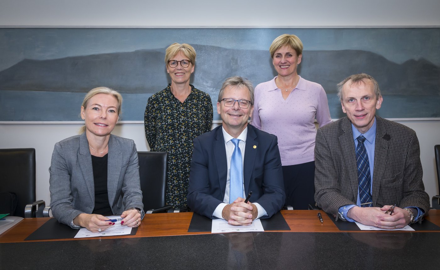 Frá undirritun samningsins. Fremri röð: Birgitta Forsström, forstjóri NIVA, Jón Atli Benediktsson, rektor Háskóla Íslands, og Kristinn Tómasson, yfirlæknir hjá Vinnueftirlitinu. Í aftari röðunni eru Guðbjörg Linda Rafnsdóttir, aðstoðarrektor vísinda, og Þórunn Sveinsdóttir, fulltrúi Íslands í stjórn NIVA. Frá undirritun samningsins. Fremri röð: Birgitta Forsström, forstjóri NIVA, Jón Atli Benediktsson, rektor Háskóla Íslands, og Kristinn Tómasson, yfirlæknir hjá Vinnueftirlitinu. Í aftari röðunni eru Guðbjörg Linda Rafnsdóttir, aðstoðarrektor vísinda, og Þórunn Sveinsdóttir, fulltrúi Íslands í stjórn NIVA.