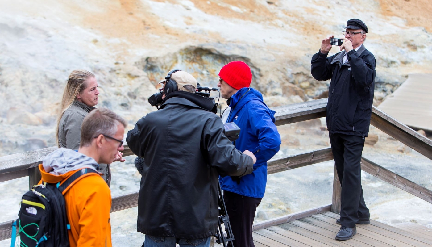 Í verðlaunaþáttaröðinni Fjársjóður framtíðar er farið víða um land og haf til að fylgjast með metnaðarfullum vísindamönnum að störfum. MYND/Kristinn Ingvarsson Frá tökum á þáttaröðinni Fjársjóður framtíðar.