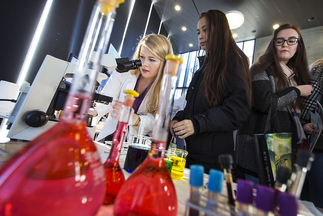 Háskólatorg iðaði af lífi á Heilsudeginum þegar nemendur Heilbrigðisvísindasviðs kynntu nám sitt og ýmsa heilsutengda þjónustu. Háskólatorg iðaði af lífi á Heilsudeginum þegar nemendur Heilbrigðisvísindasviðs kynntu nám sitt og ýmsa heilsutengda þjónustu.
