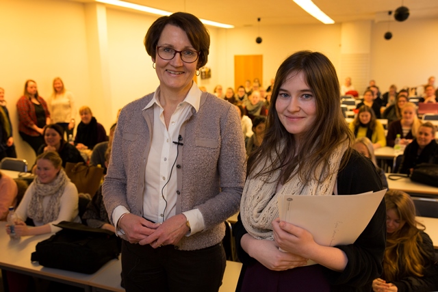 Eyrún Catherine Franzdóttir t.h. ásamt Helgu Jónsdóttur, forseta Hjúkrunarfræðideildar. Eyrún Catherine Franzdóttir t.h. ásamt Helgu Jónsdóttur forseta Hjúkrunarfræðideildar
