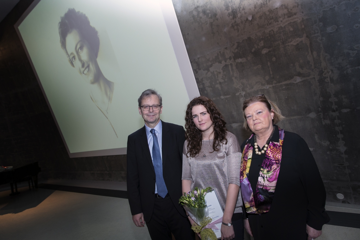 Jón Atli Benediktsson, rektor Háskóla Íslands, afhenti viðurkenningu í heilsugæsluhjúkrun á ráðstefnunni Hjúkrun í fararbroddi. Á myndinni er hann ásamt Sigríði Lilju Magnúsdóttur, verðlaunahafa og BS-nema í hjúkrunarfræði, og Jóhönnu Bernharðsdóttur, formanni stjórnar RSH. Jón Atli Benediktsson, rektor Háskóla Íslands, afhenti viðurkenningu í heilsugæsluhjúkrun á ráðstefnunni Hjúkrun í fararbroddi. Á myndinni er hann ásamt Sigríði Lilju Magnúsdóttur, verðlaunahafa og BS-nema í hjúkrunarfræði, og Jóhönnu Bernharðsdóttur, formanni stjórnar RSH.