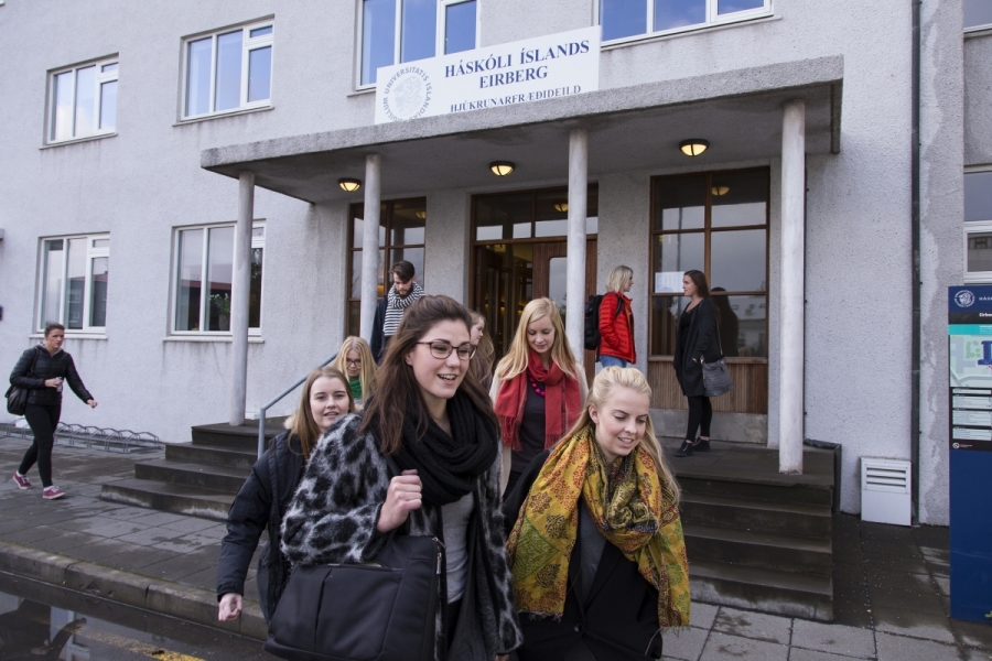 Opnað verður fyrir skráningu í inntökupróf í hjúkrunarfræði um miðjan febrúar Hjúkrunarfræðinemar fyrir utan Eirberg.