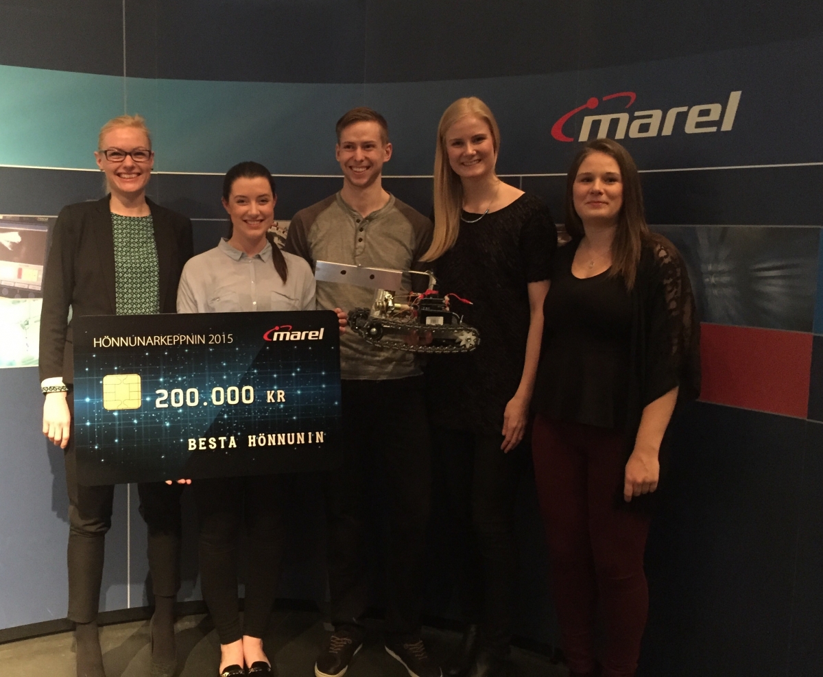 Liðið Dósaþeus sem hlaut verðlaun fyrir besta hönnun farartækis ásamt fulltrúa frá Marel sem veitti verðlaunin. Frá vinstri: Guðbjörg Heiða Guðmundsdóttir, verkefnastjóri í vöruþróun hjá Marel, Áróra Pétursdóttir, Björn Jóhann Þórsson, Særún Rafnsdóttir og Rósa Dögg Ægisdóttir. Liðið Dósaþeus sem hlaut verðlaun fyrir besta hönnun farartækis ásamt fulltrúa frá Marel sem veitti verðlaunin