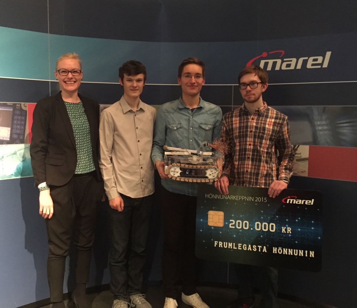 Liðið Drekinn sem hlaut verðlaun fyrir frumlegasta hönnun farartækis ásamt fulltrúa frá Marel sem veitti verðlaunin. Frá vinstri: Guðbjörg Heiða Guðmundsdóttir, verkefnastjóri í vöruþróun hjá Marel, Andri Orrason, Snorri Tómasson og Þorstein B. Jónsson. Liðið Drekinn sem hlaut verðlaun fyrir frumlegasta hönnun farartækis ásamt fulltrúa frá Marel sem veitti verðlaunin