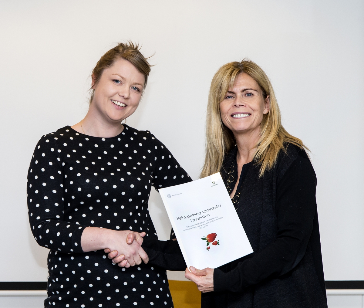 Elsa Haraldsdóttir afhendir Margréti Svavarsdóttur, forstöðumanni fræðslu- og menningarsviðs Garðabæjar, skýrsluna.