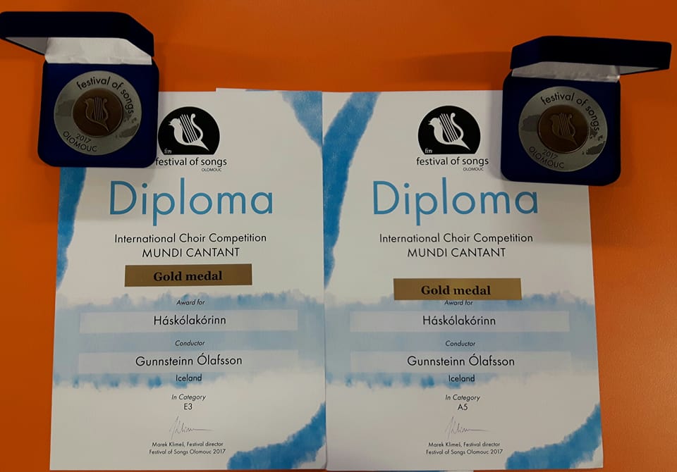 Háskólakórinn keppti í tveimur liðum í kórakeppninni Festival of Songs og vann til gullverðlauna í þeim báðum. ""