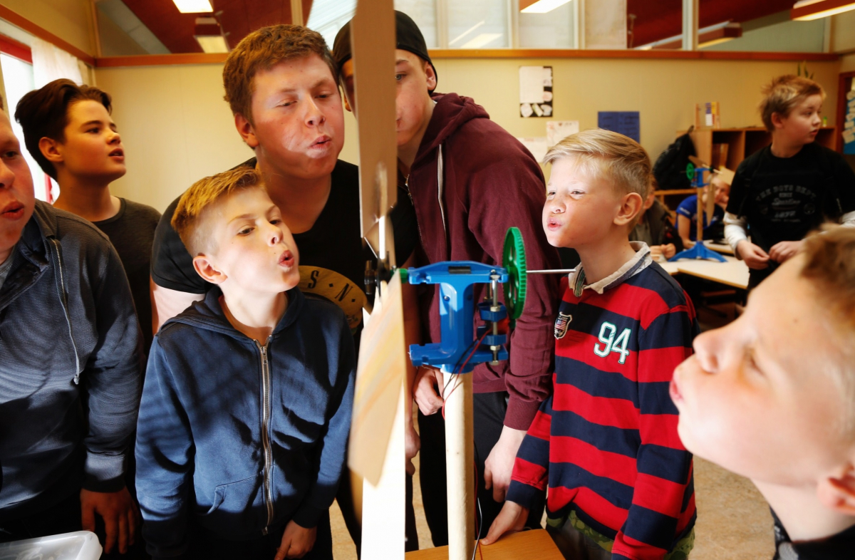 Nemendur í Háskólalestinni í Vík í Mýrdal reyna að knýja áfram vindmyllu sem þeir tóku þátt í að smíða. Nemendur í Háskólalestinni í Vík í Mýrdal.