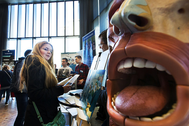 Það verður nóg um að vera á Heilsudeginum á Háskólatorgi 19. mars en á dagskrá eru pallborðsumræður, kynningar og fyrirlestrar sem sýna heilbrigðisvísindi á lifandi hátt. Mikið verður um dýrðir á Heilsudeginum en á dagskrá eru pallborðsumræður, kynningar og fyrirlestrar sem sýna heilbrigðisvísindi á lifandi hátt.