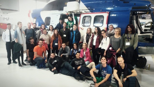 Matvæla- og næringarfræðideild stóð fyrir alþjóðlegu námskeiði um íslenskan sjávarútveg. Hópurinn í heimsókn hjá Landhelgisgæslunni. Þátttakendur í námskeiði um íslenskan sjávarútveg fyrir framan þyrlu Landhelgisgæslunnar