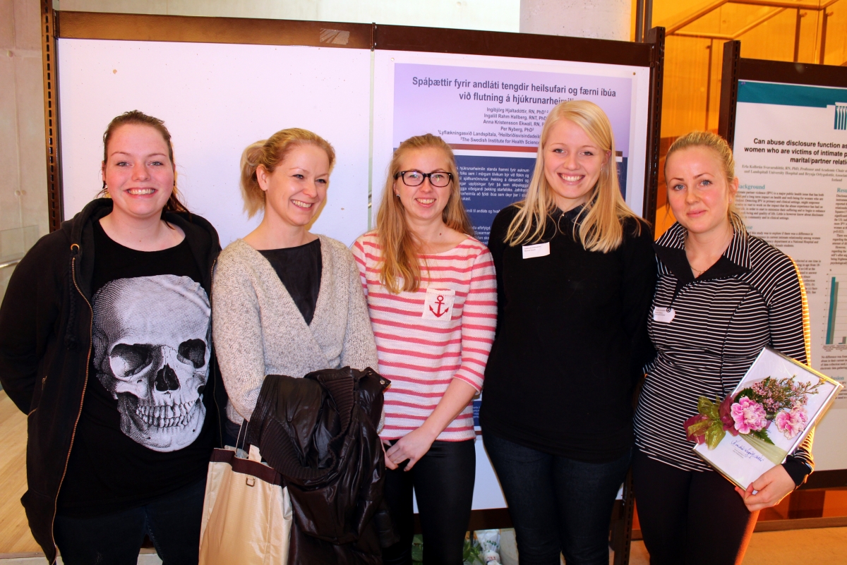 Ráðstefnan „Hjúkrun í fararbroddi“ fer fram þann 14. janúar 2016. Á myndinni má sjá Kristínu Georgsdóttur (t.h.) sem hlaut viðurkenningu fyrir framúrskarandi námsárangur í heilsugæsluhjúkrun á síðustu ráðstefnu, ásamt samnemendum sínum. Nemendur í hjúkrunarfræði