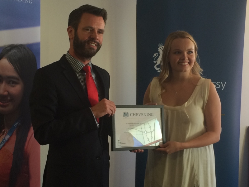 Álfrún Perla tekur við styrknum úr hendi Paul Begley, Chargé d'Affaires, staðgengli sendiherra Bretlands á Íslandi. Álfrún Perla Baldursdóttir og Paul Begley