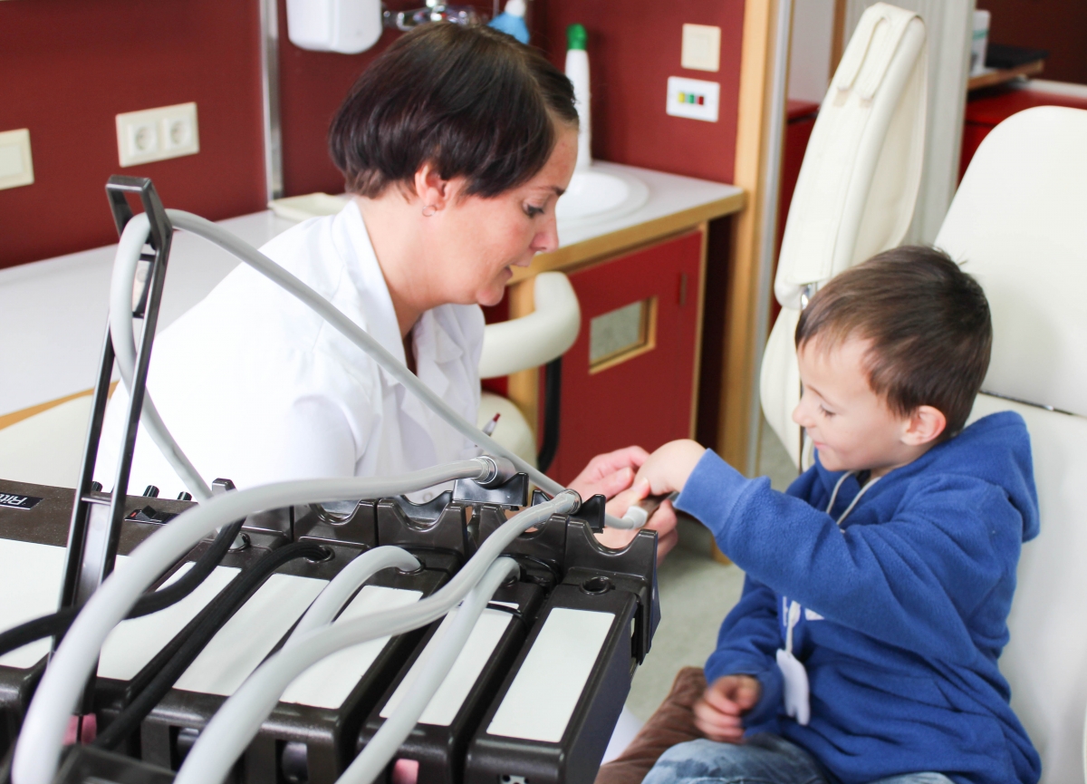 Tannlæknastofur eru fullar af spennandi tækjabúnaði. Tannlæknastofur eru fullar af spennandi tækjabúnaði.