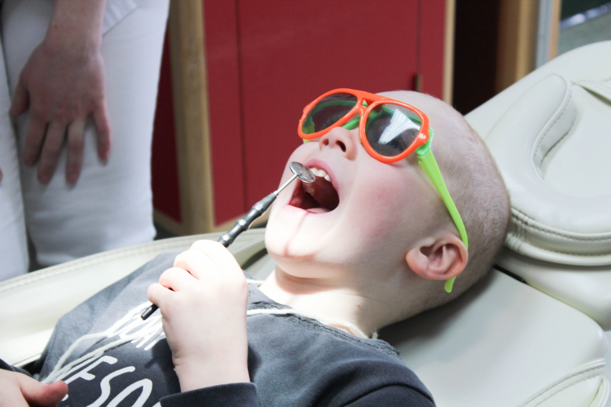 Þessi ungi piltur tók forskot á sæluna og lagðist í sólbað í tannlæknastólnum. Þessi ungi piltur tók forskot á sæluna og lagðist í sólbað í tannlæknastólnum.