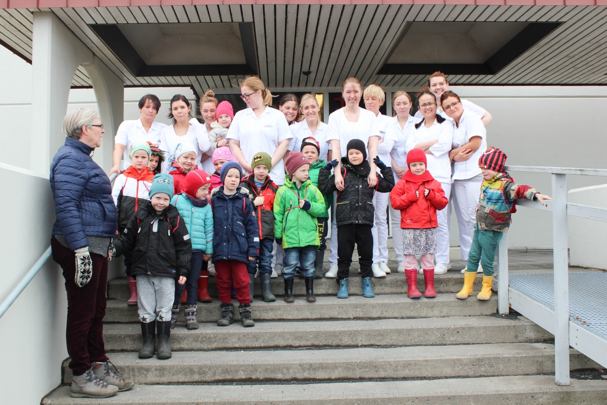 Allur hópurinn samankominn að lokinni ánægjulegri heimsókn á Tannlæknadeild. Allur hópurinn samankominn að lokinni ánægjulegri heimsókn á Tannlæknadeild.