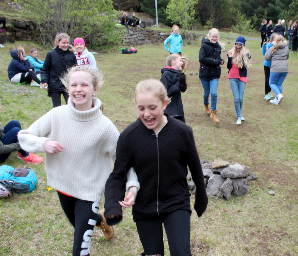 Öskjuhlíðin er tilvalin til útivistar og hreyfingar. Nemendur í Háskóla unga fólksins gæddu sér á hollu nesti, fóru í leiki og sýndu stríðsminjum frá síðari heimsstyrjöldinni einstakan áhuga. Öskjuhlíðin er tilvalin til útivistar og hreyfingar. Nemendur í Háskóla unga fólksins gæddu sér á hollu nesti, fóru í leiki og sýndu stríðsminjum frá síðari heimsstyrjöldinni einstakan áhuga.