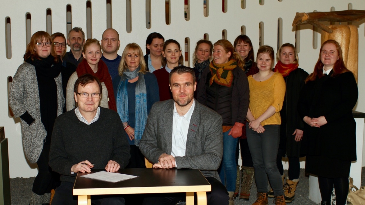 Guðmundur Hálfdanarson, sviðsforseti Hugvísindasviðs og Guðbrandur Benediktsson, safnstjóri Borgarsögusafns Reykjavíkur, undirrita samstarfssamninginn í Háskóla Íslands, að viðstöddum nemendum við hagnýta menningarmiðlun og Helgu Maureen Gylfadóttur umsjónarkennara sem stendur lengst til hægri á myndinni. Guðmundur Hálfdanarson, sviðsforseti Hugvísindasviðs og Guðbrandur Benediktsson, safnstjóri Borgarsögusafns Reykjavíkur, undirrita samstarfssamninginn í Háskóla Íslands, að viðstöddum nemendum við hagnýta menningarmiðlun og Helgu Maureen Gylfadóttur umsjónarkennara sem stendur lengst til hægri á myndinni.
