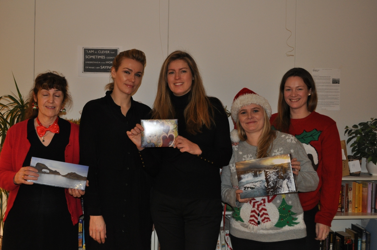 Sigurvegarar kampakátir með vinningana. Sigurvegarar kampakátir með vinningana.